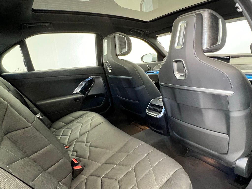 Thumbnail: 2024 BMW 7 Series - 25