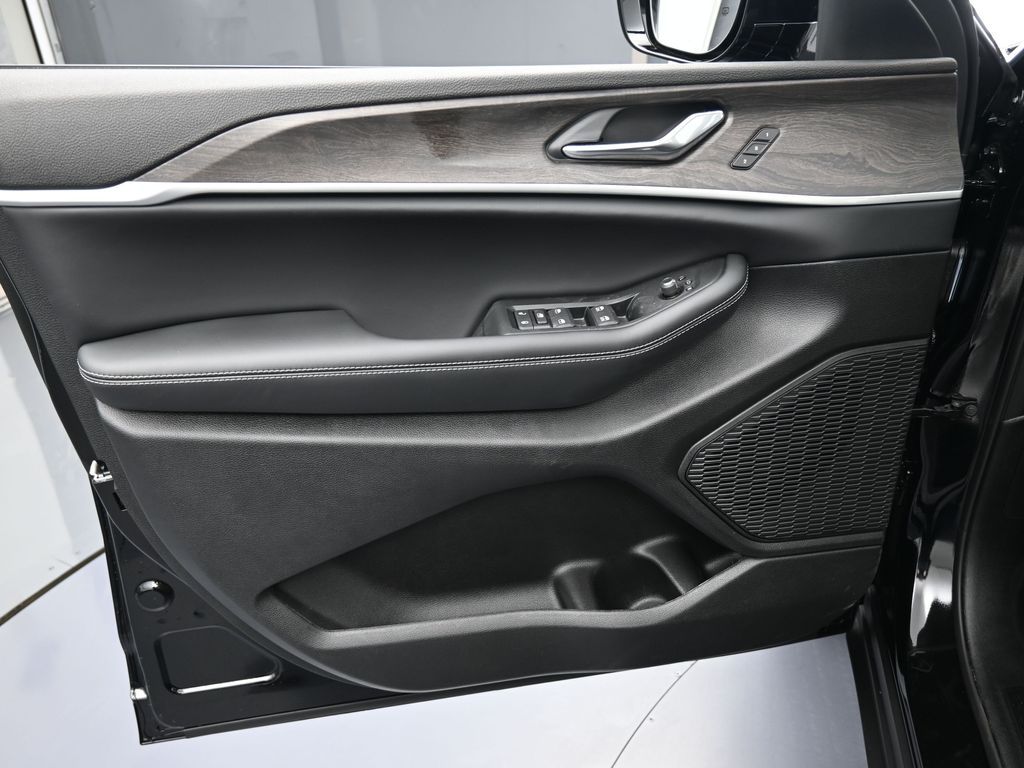 New 2025 Diamond Black Crystal Pearlcoat Jeep Limited image 13