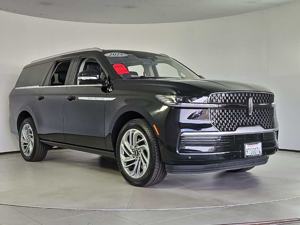 Thumbnail: 2025 Lincoln Navigator L - 4