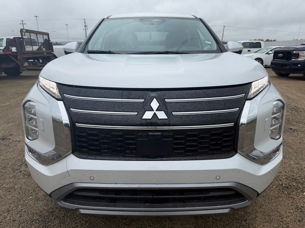 2025 Mitsubishi Outlander SE Silver at South Hills Kia