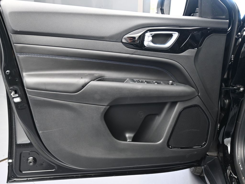 New 2026 diamond black crystal pearlcoat Jeep Latitude image 22