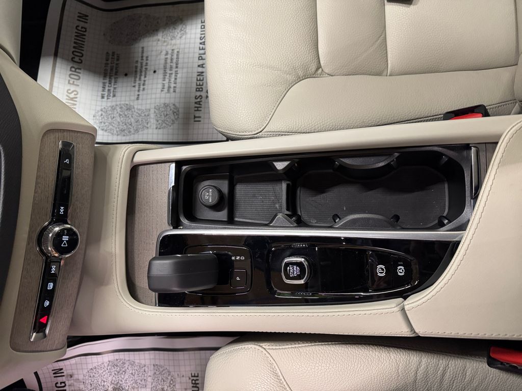 2024 Volvo XC90 B6 Plus Bright Theme photo