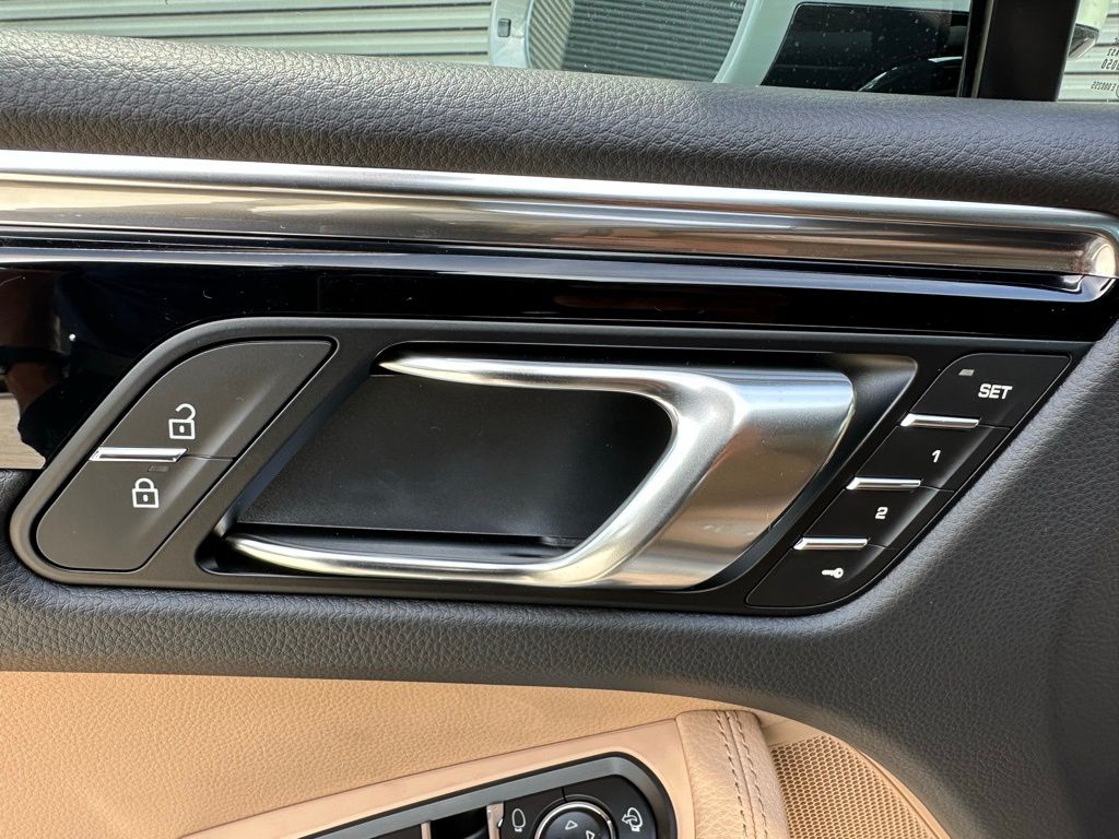 Thumbnail: 2026 Porsche Macan - 16