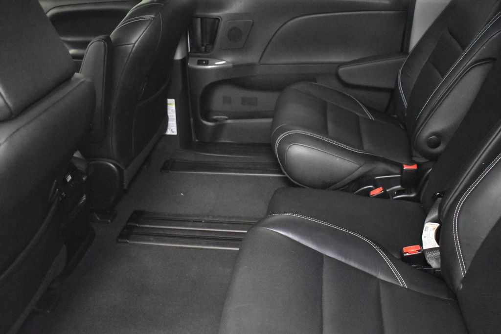 Thumbnail: 2019 Toyota Sienna - 25