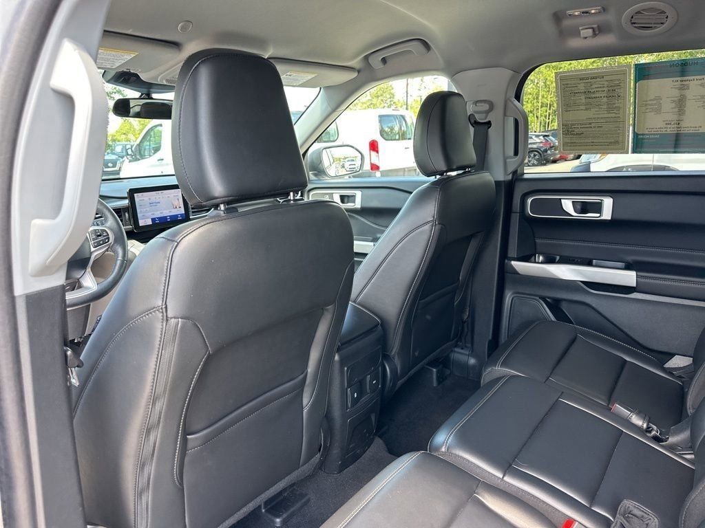 2024 Silver Metallic Ford Explorer XLT RWD SUV