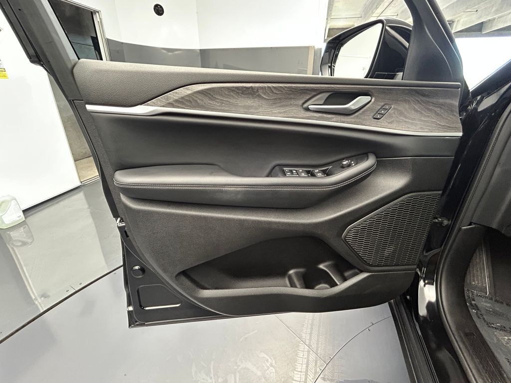 Used 2024 Diamond Black Crystal Pearlcoat Jeep Limited image 13