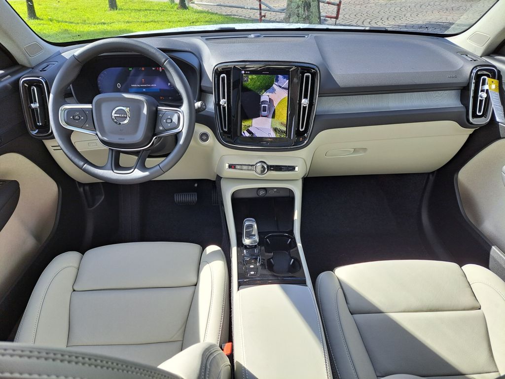 2026 Volvo XC40 Plus - Photo 6