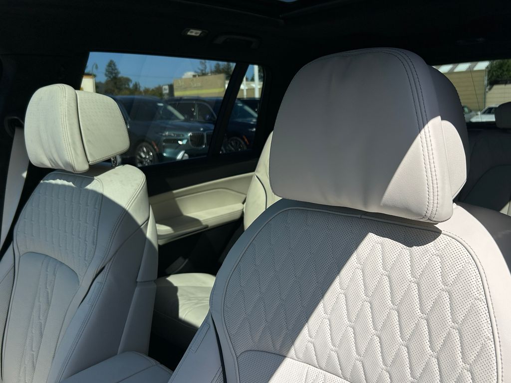 Thumbnail: 2027 BMW X7 - 14