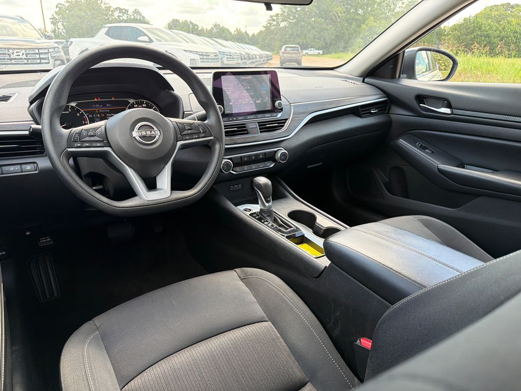 Used 2025 White Nissan 2.5 SV image 22