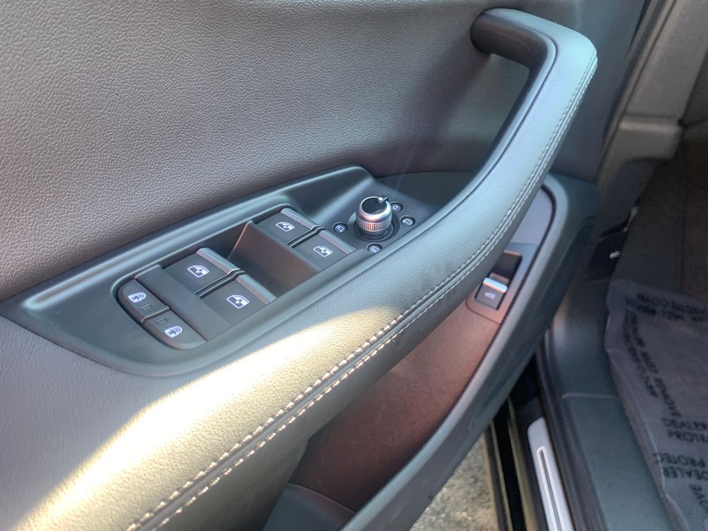 Thumbnail: 2023 Audi Q7 - 10