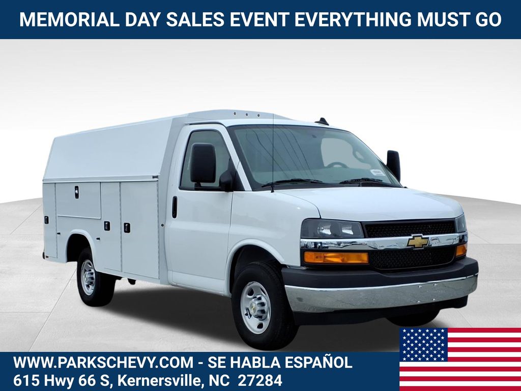 Summit White 2025 Chevrolet Express Chassis 3500 Cutaway 139 Van Rear-Wheel Drive 8-Speed Automatic