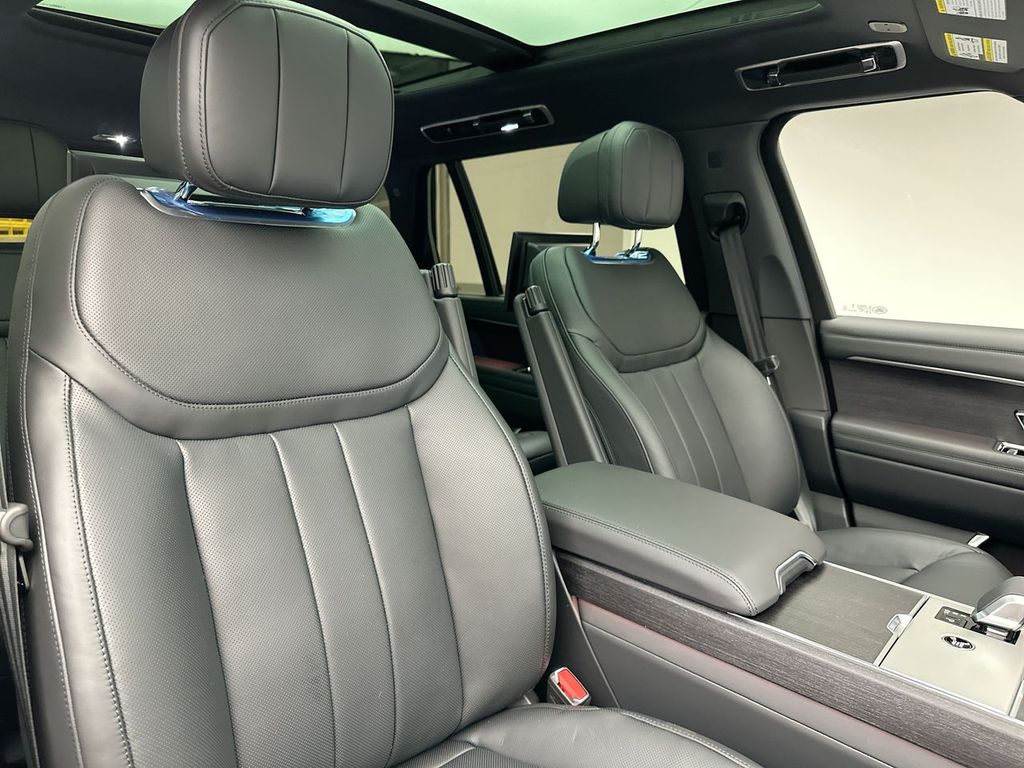 2025 Land Rover Range Rover SE 5