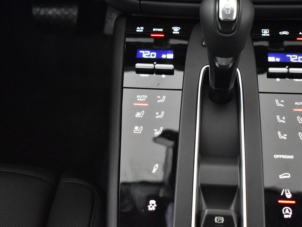 Thumbnail: 2026 Porsche Macan - 25