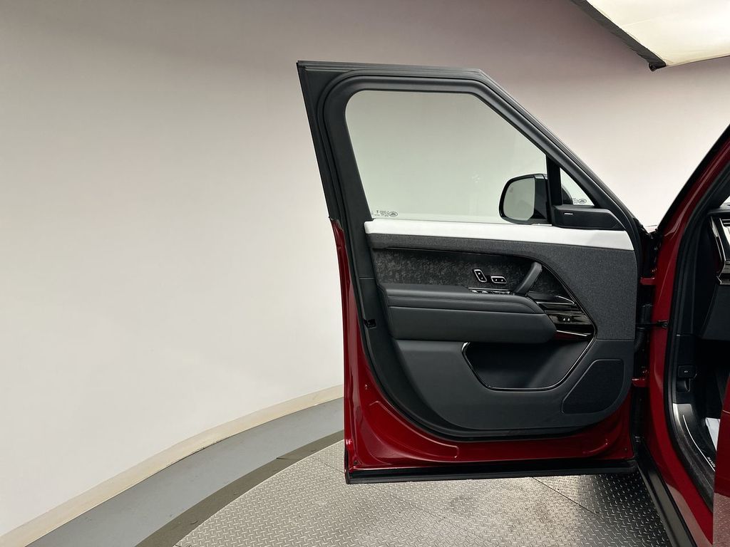 Thumbnail: 2023 Land Rover Range Rover Sport - 17