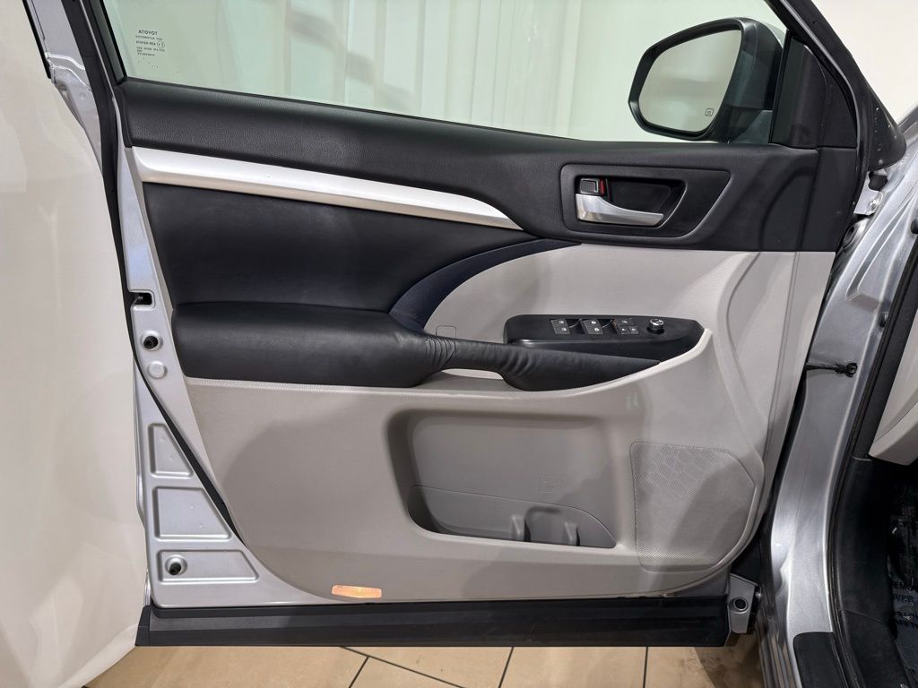 Thumbnail: 2015 Toyota Highlander - 15