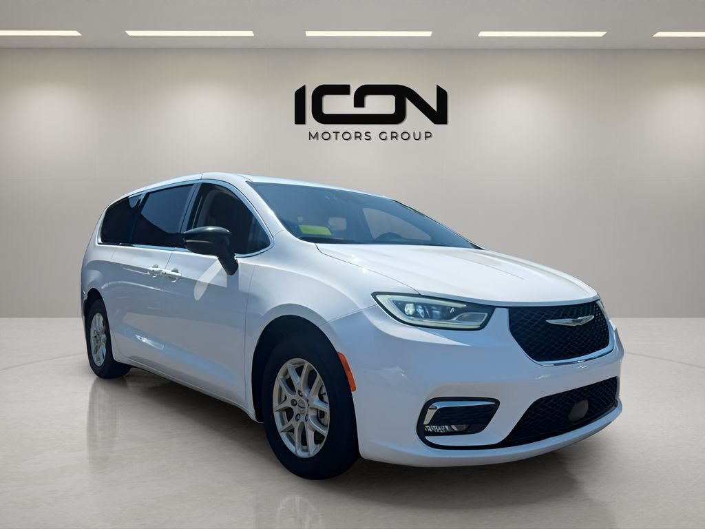 Used 2024 Chrysler Pacifica Van