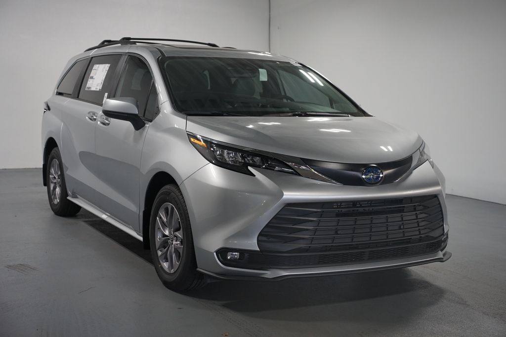 Thumbnail: 2025 Toyota Sienna - 3
