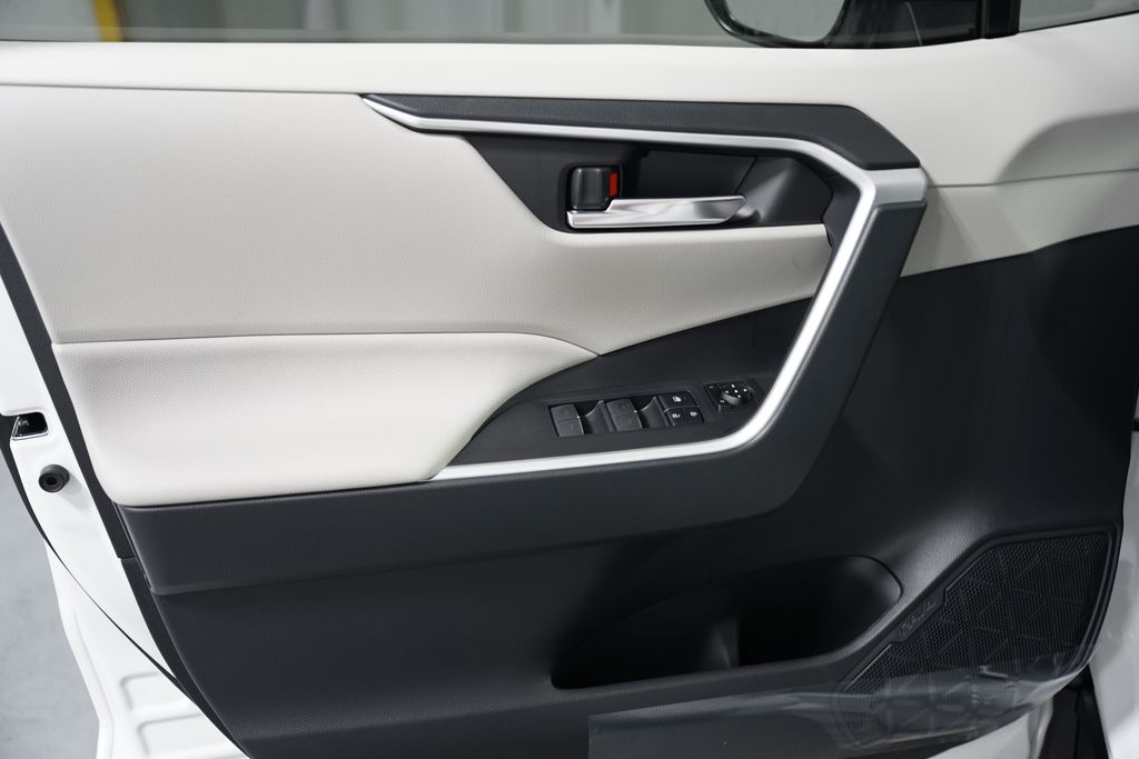 2025 Toyota RAV4 XLE 30