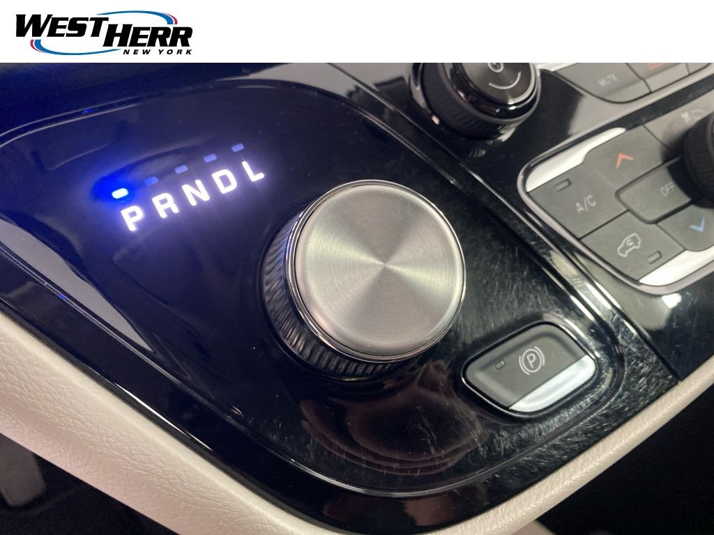 Used 2018 Silver Chrysler Touring L image 6