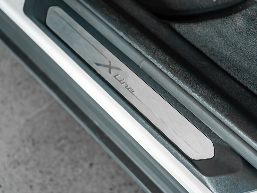 Used 2021 White BMW xDrive30i image 14