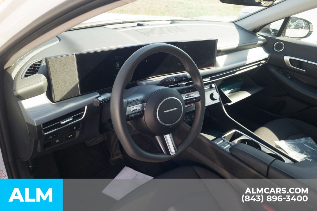Used 2025 White Hyundai SEL image 5