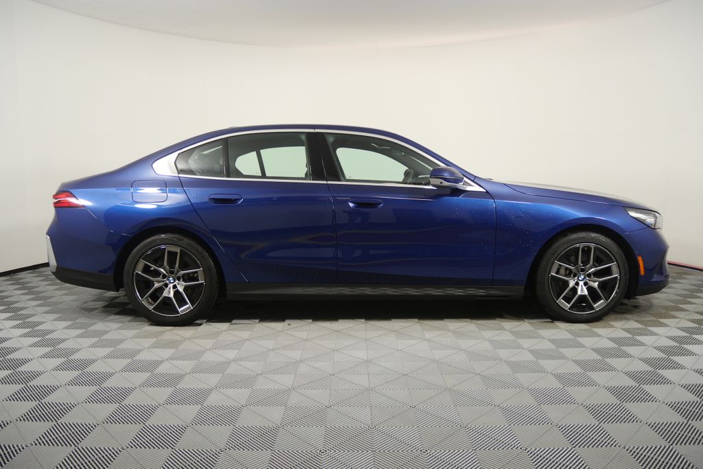 Thumbnail: 2026 BMW 5 Series - 2