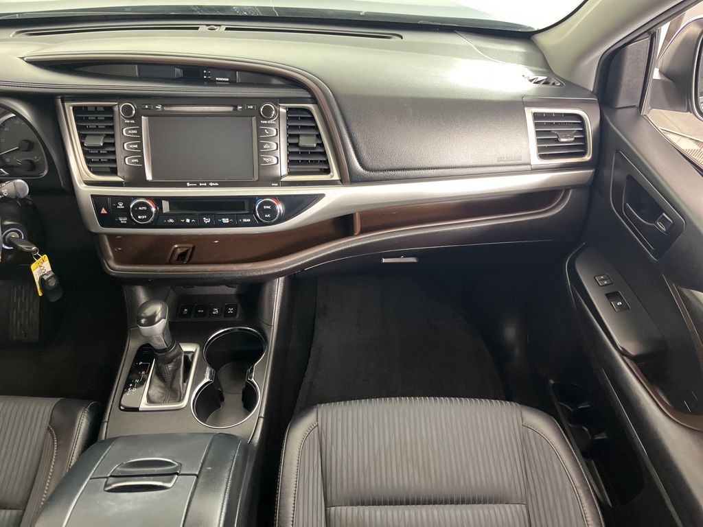 Thumbnail: 2017 Toyota Highlander - 17