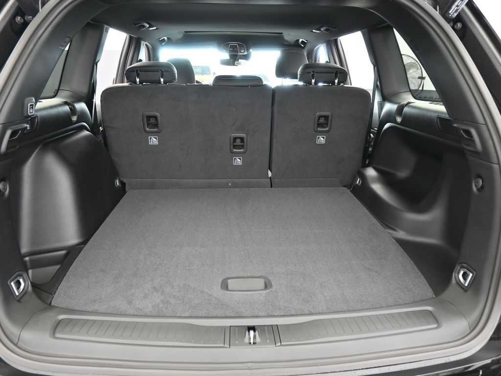 New 2026 Diamond Black Crystal Pearlcoat Jeep Laredo X image 33