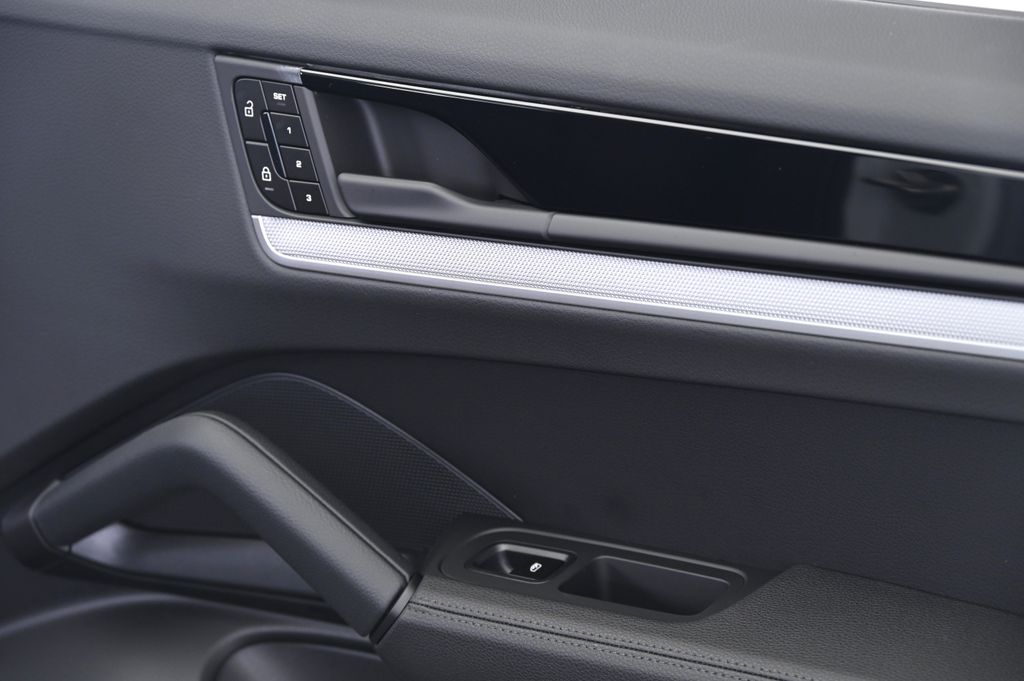 Thumbnail: 2026 Porsche Cayenne - 25