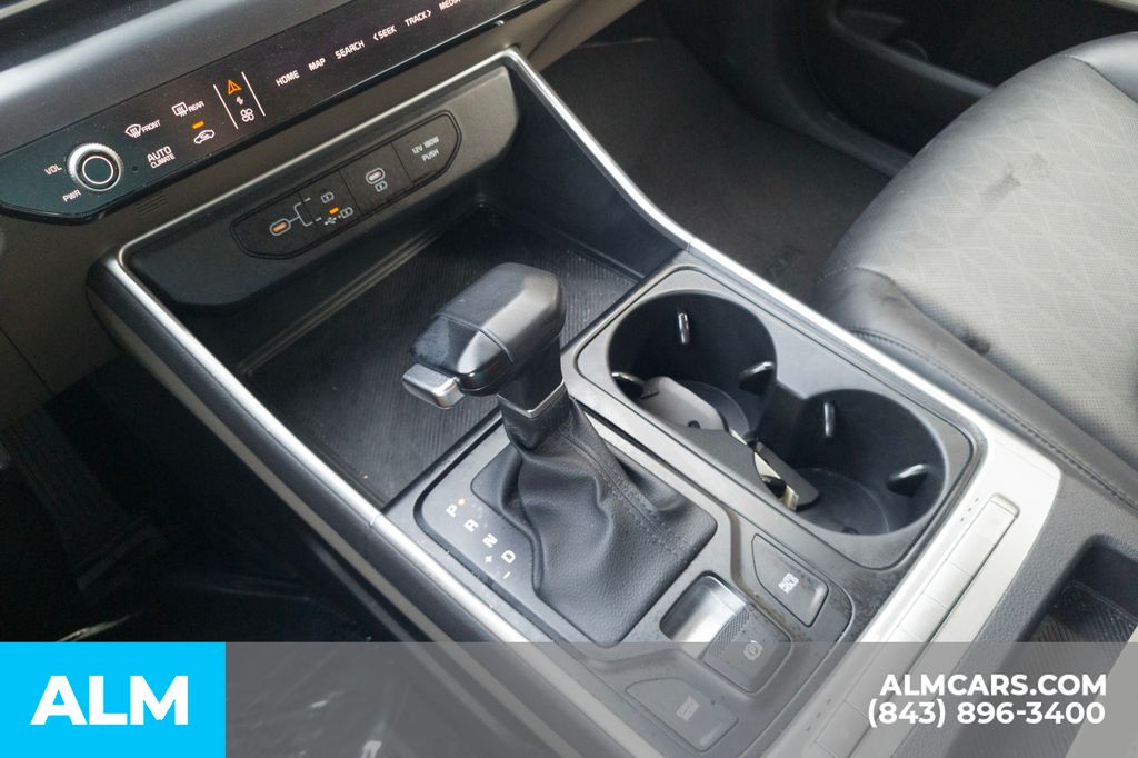 Used 2025 White Kia LXS image 28
