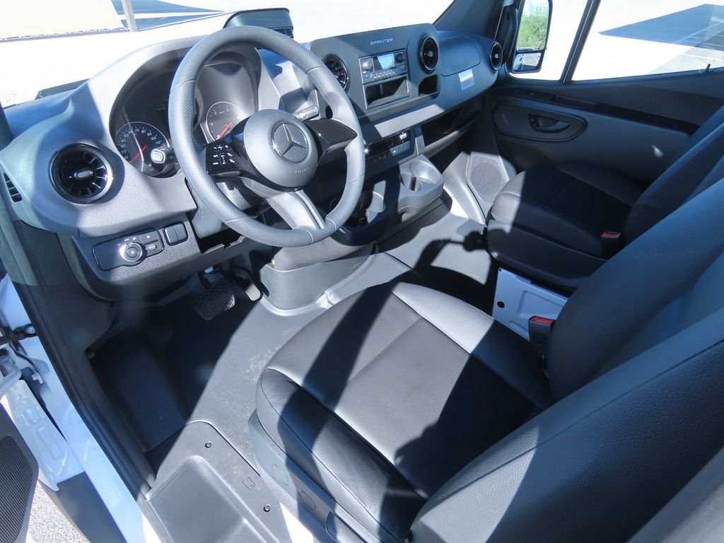 Thumbnail: 2025 Mercedes-Benz Sprinter - 10