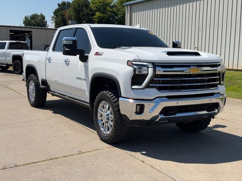 Summit White 2024 Chevrolet Silverado 2500HD Pickup Truck Four-Wheel Drive Automatic