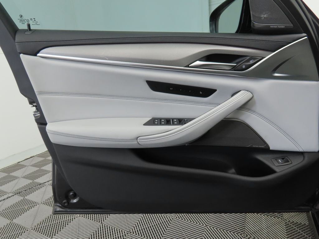 Thumbnail: 2022 BMW M5 - 24