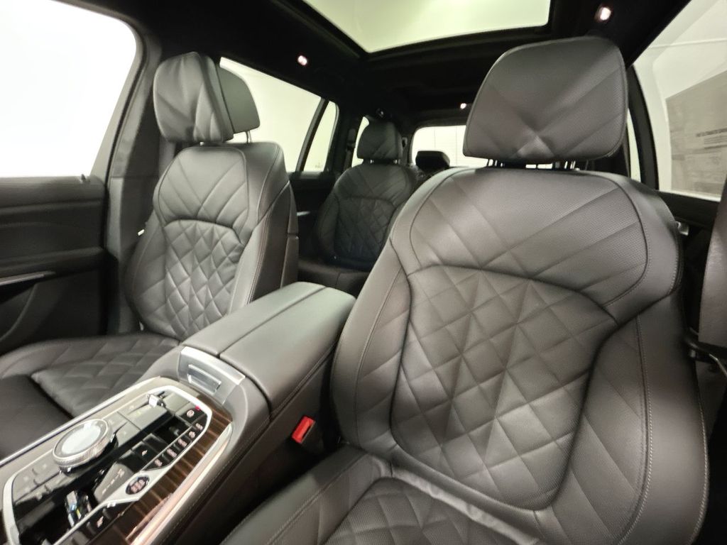 Thumbnail: 2026 BMW X7 - 13