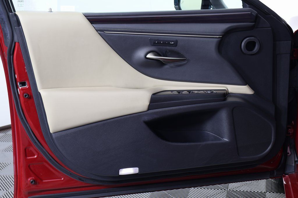 Thumbnail: 2020 Lexus ES - 12