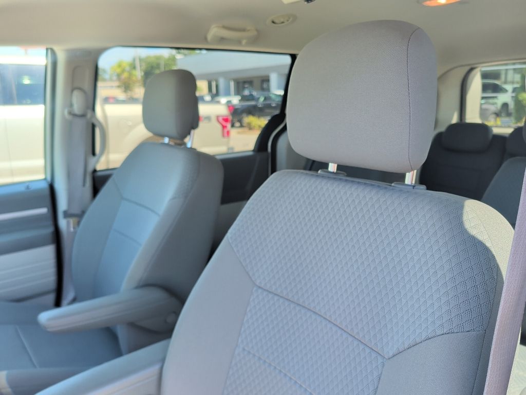 2010 Bright Silver Metallic Clearcoat Dodge Grand Caravan Hero FWD Van