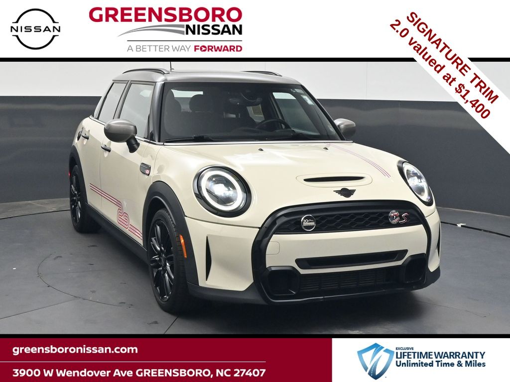 Pepper White 2023 MINI Cooper Hatchback Front-Wheel Drive 7-Speed Automatic