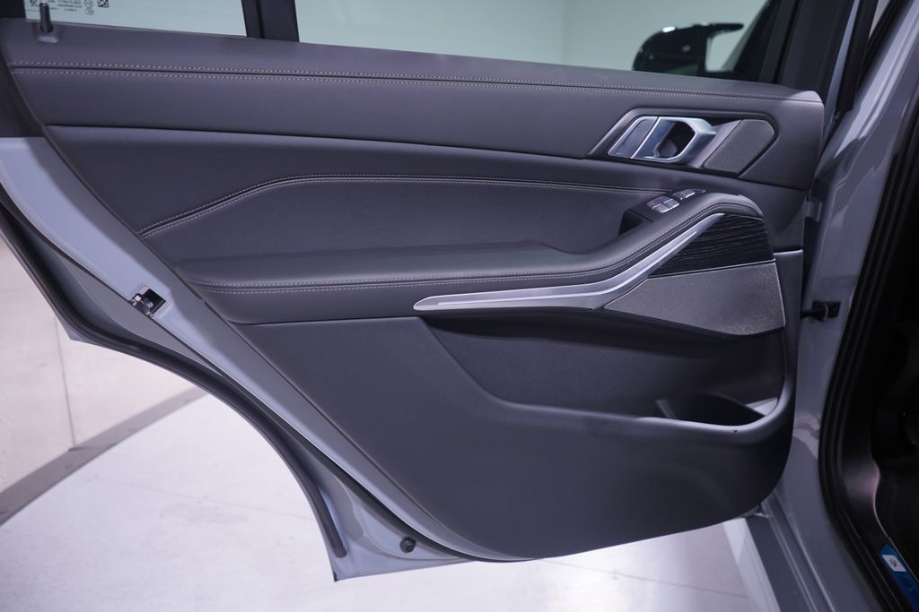 2025 BMW X7 M60i 16