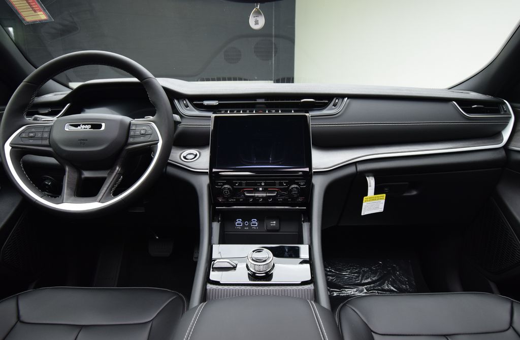 new 2025 Jeep Grand Cherokee car, priced at $44,555