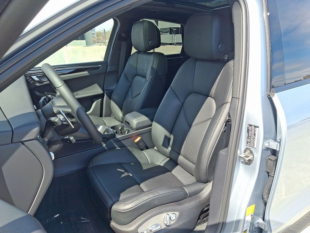 Thumbnail: 2026 Porsche Macan - 5