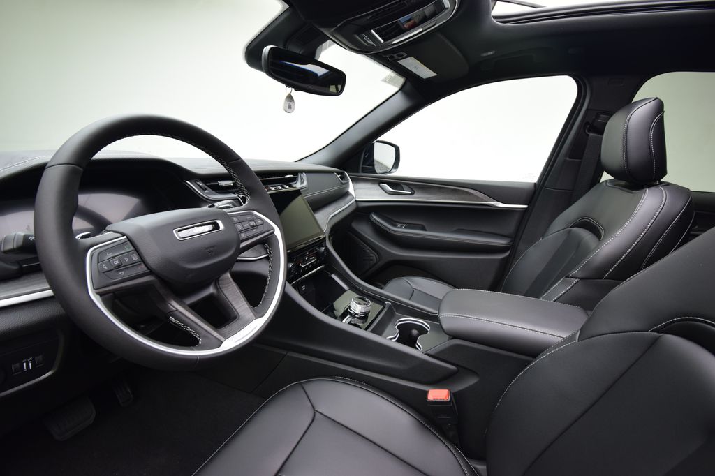 new 2025 Jeep Grand Cherokee car, priced at $44,555