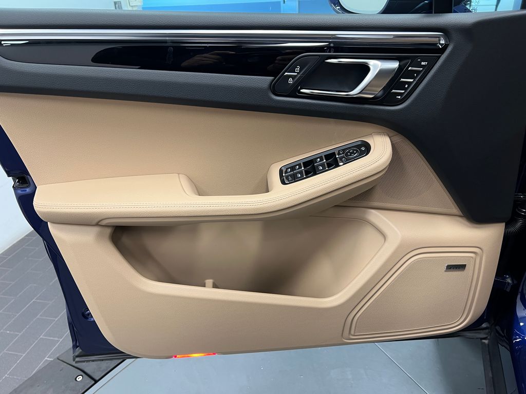 Thumbnail: 2026 Porsche Macan - 32