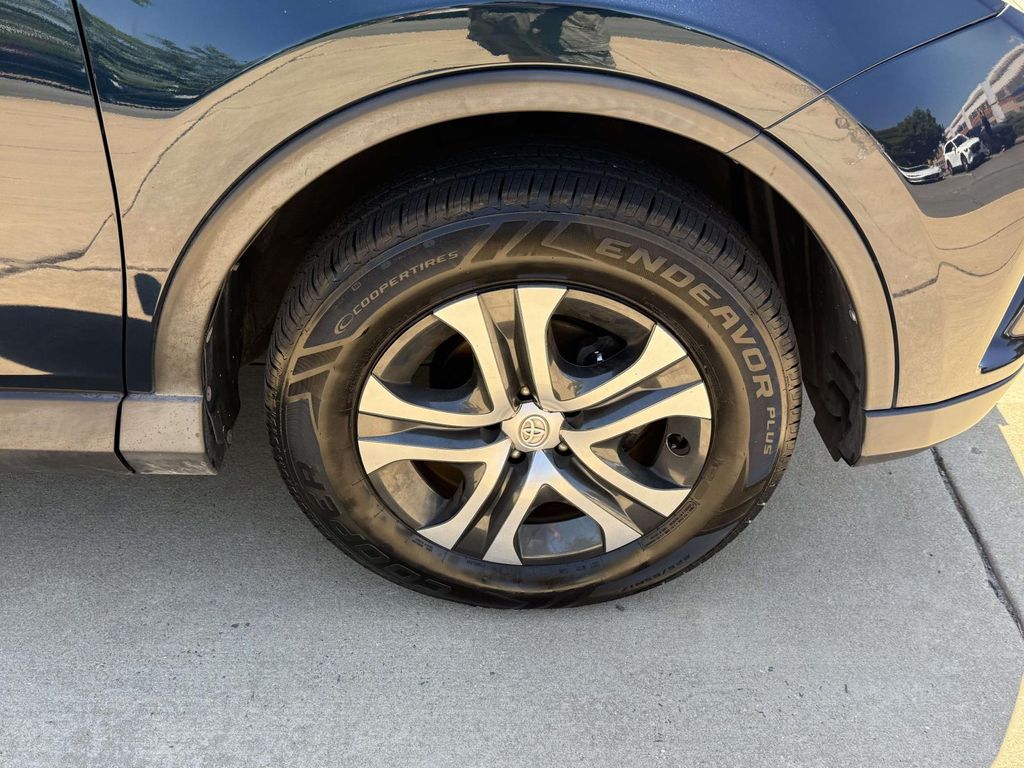 2018 Toyota RAV4 LE - Photo 11