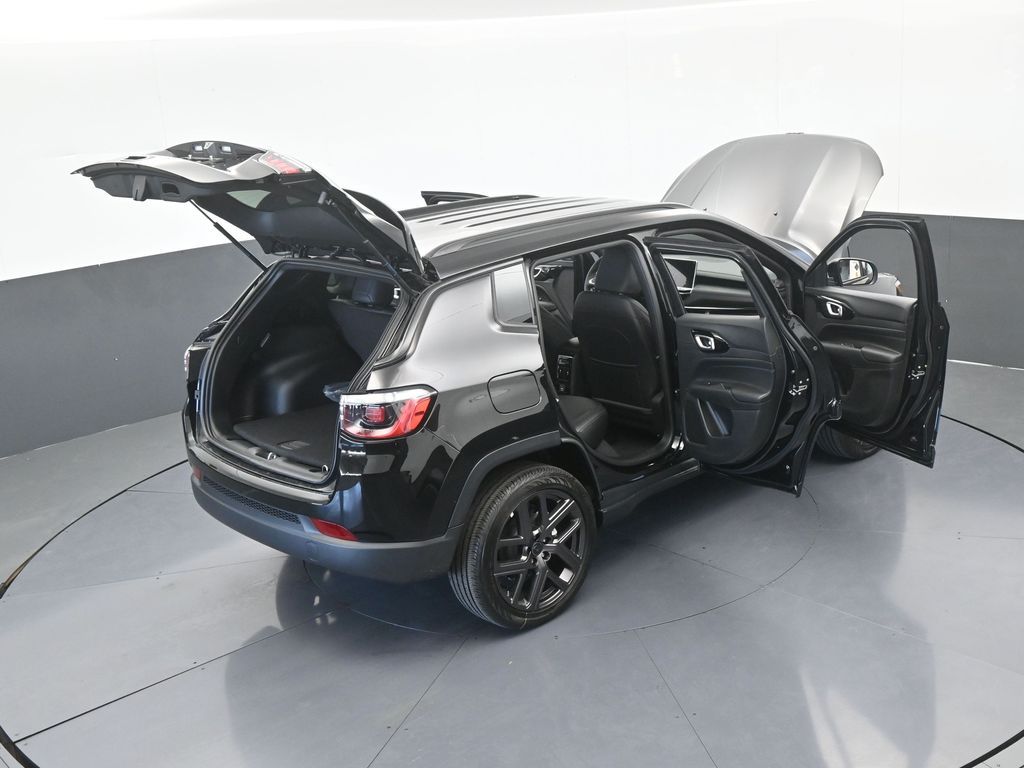 New 2026 diamond black crystal pearlcoat Jeep Latitude image 63