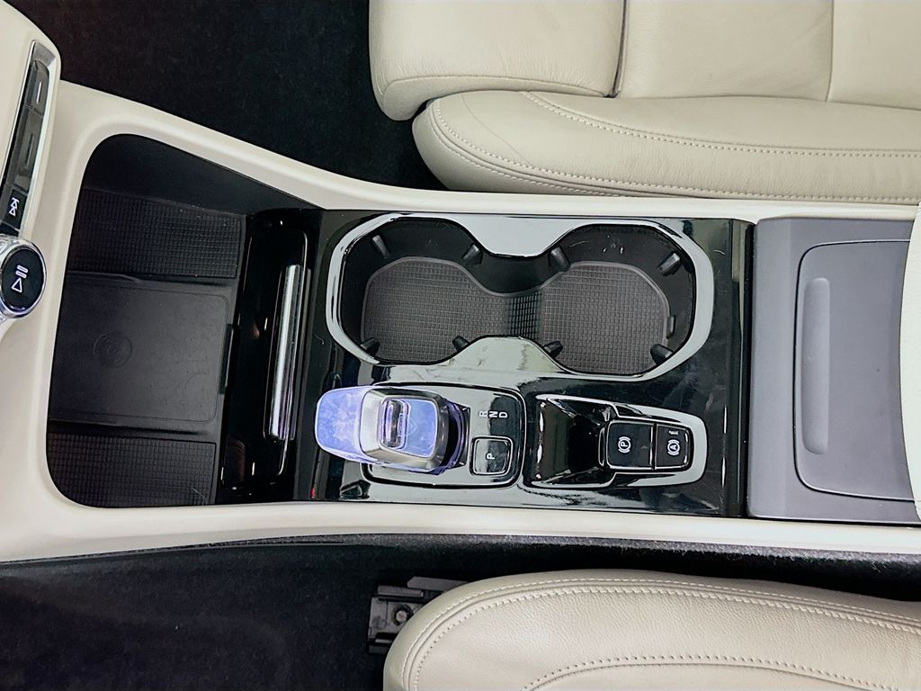 Thumbnail: 2023 Volvo XC40 - 17