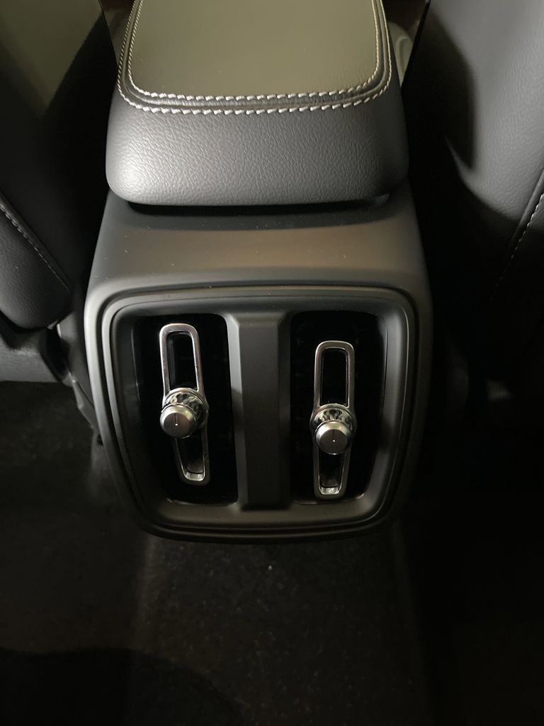 2025 Volvo XC40 B5 Plus Bright Theme photo