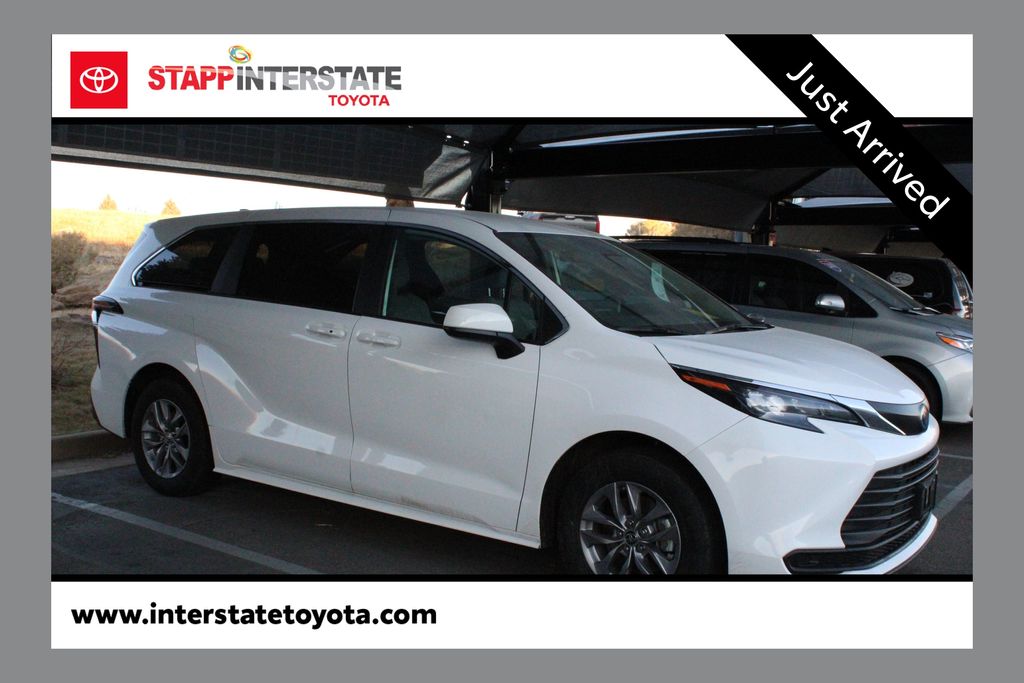 2025 Toyota Sienna LE 8-Passenger AWD