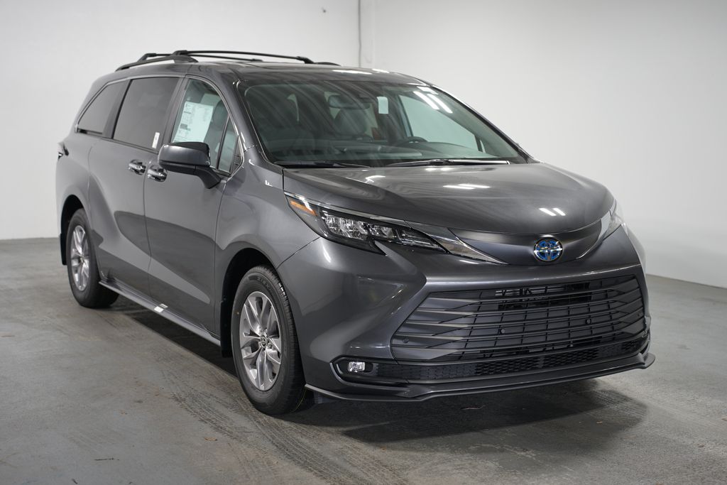 2025 Toyota Sienna XLE 3
