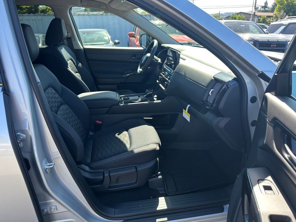 2025 Nissan Pathfinder S