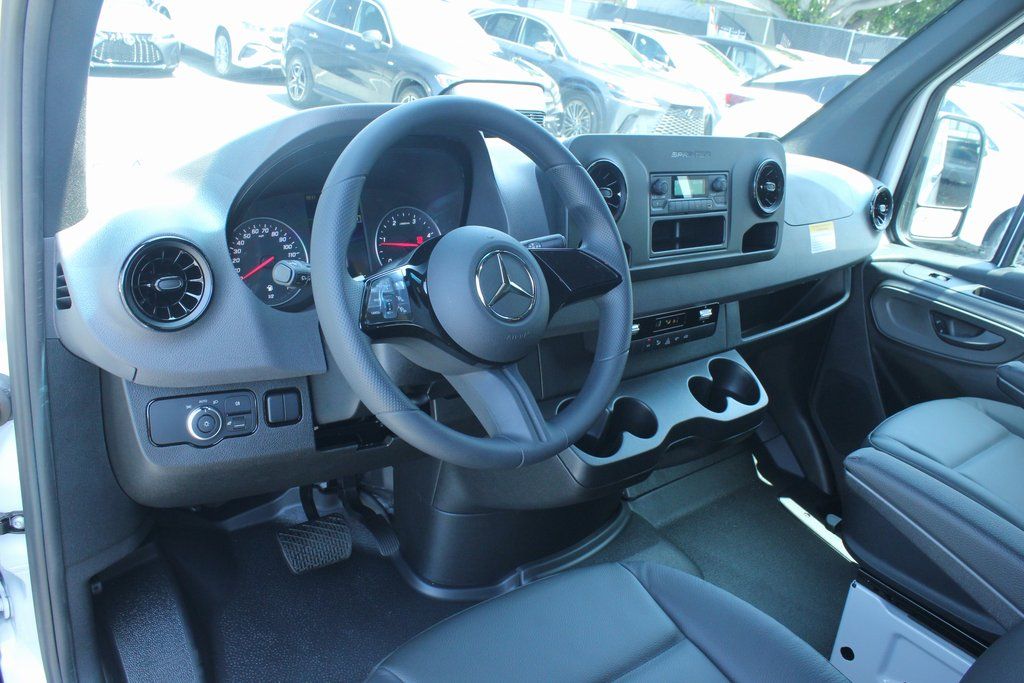 Thumbnail: 2025 Mercedes-Benz Sprinter - 3